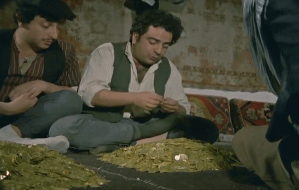 http://turkishisms.com/wp-content/uploads/2016/03/cinemagraph-project-of-the-old-turkish-movies-living-photos-15__605.gif